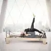 אימון בסטודיו עם מיטת פילאטיס רפורמר עלית